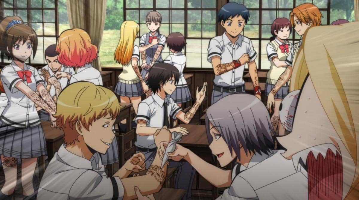 Para siswa berseragam sekolah sedang berkumpul di ruang kelas, beberapa di antaranya menggambar pola di lengan mereka dengan ekspresi ceria.