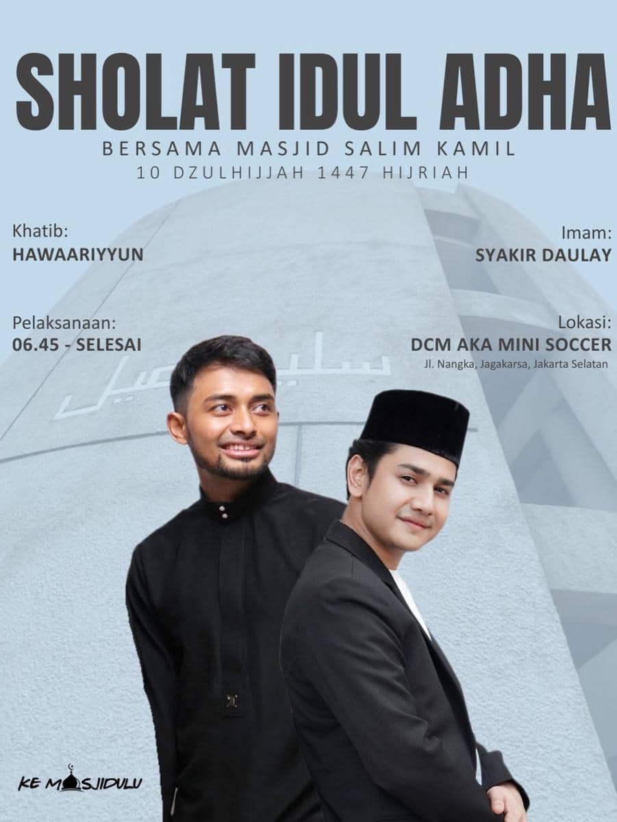 Poster acara salat Iduladha bersama Masjid Salim Kamil dengan dua pria berpakaian muslim berdiri di depan latar kubah masjid.