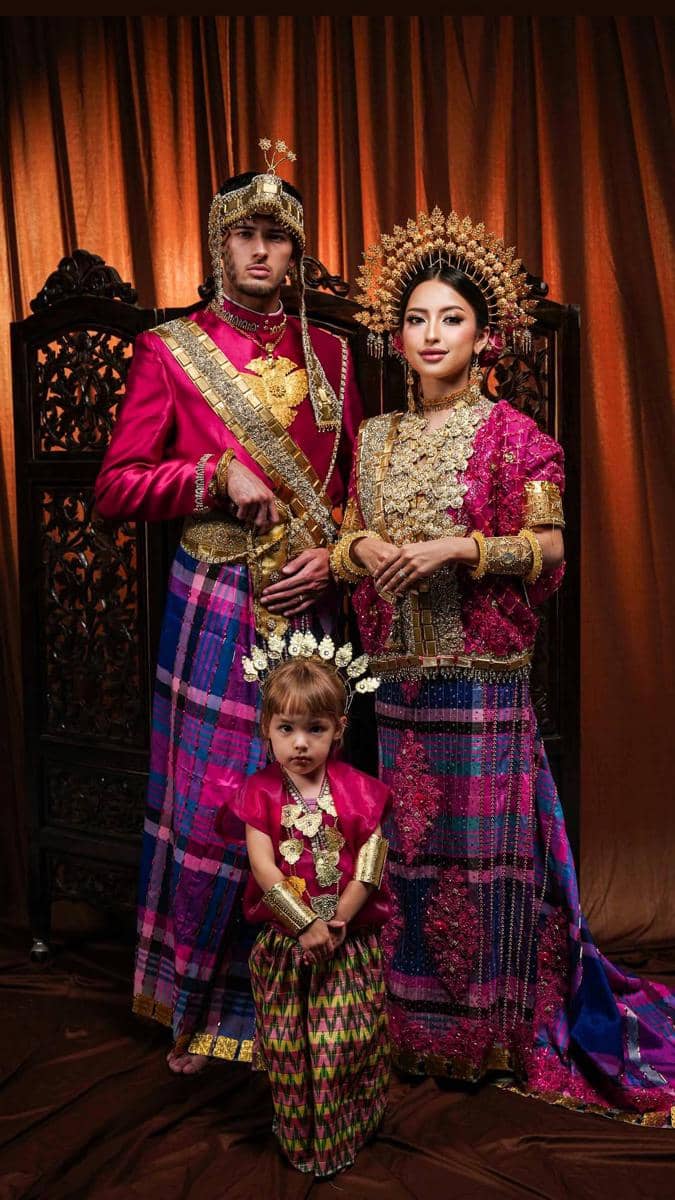 Gaya Kamari dan Jennifer Coppen.