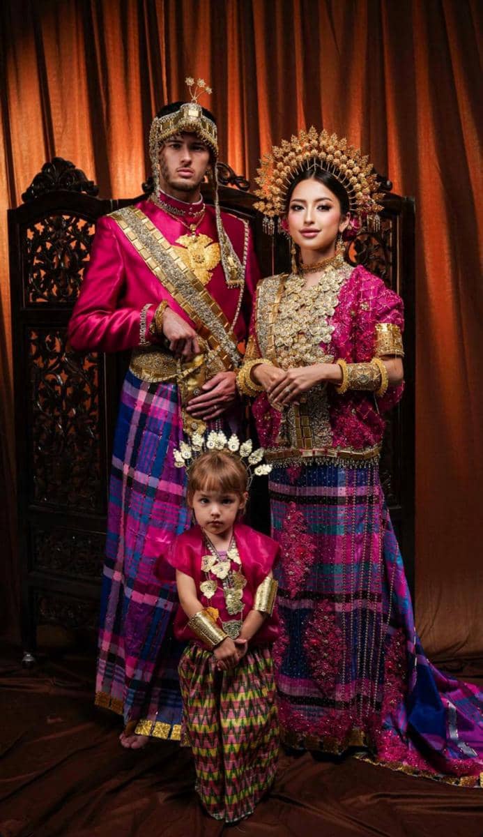Gaya Prewedding Jennifer Coppen dengan Adat Makassar (instagram.com/jennifercoppenreal20)