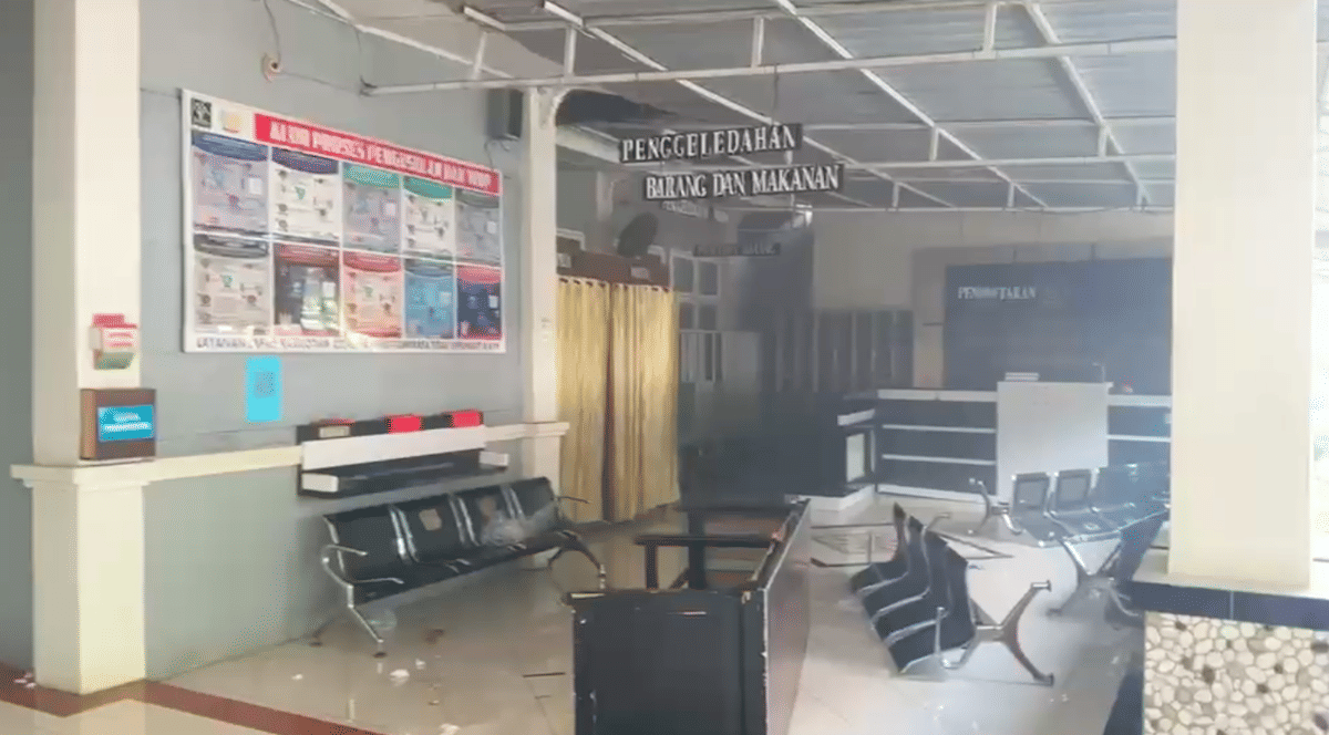 Pengerusakan Lapas Narkotika Sungguminasa di Sulawesi Selatan.