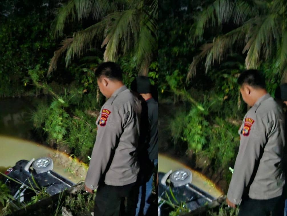 Sopir Ngantuk, Minibus Nyemplung di Aliran Sungai Lampung Selatan