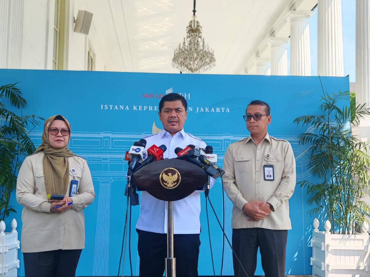 Wakil Menteri Sekretaris Negara (Mensesneg), Juri Ardiyanto (tengah).