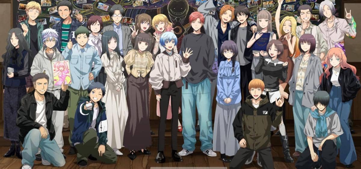 Para karakter anime Assassination Classroom: Our Time berkumpul bersama dalam suasana hangat di dalam ruangan dengan latar papan penuh foto.