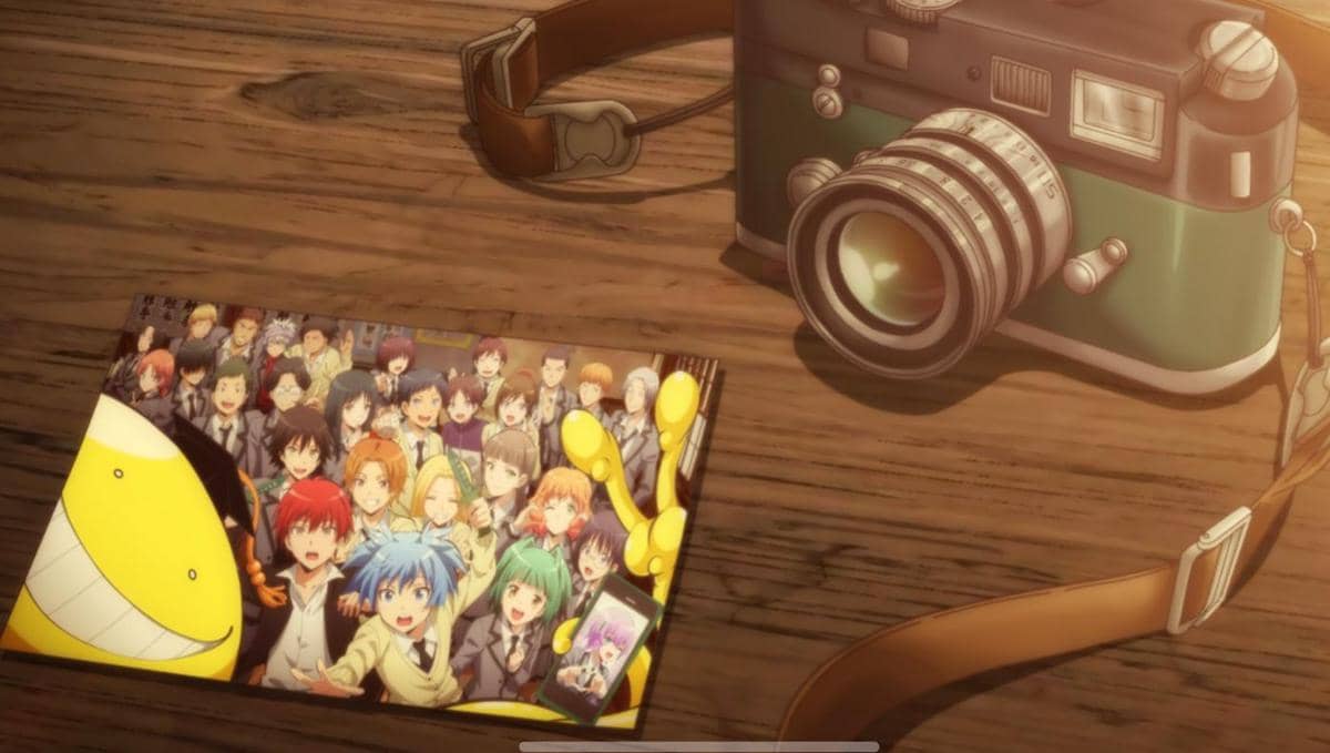 Sebuah foto karakter anime Assassination Classroom bersama di atas meja kayu dengan kamera klasik di sampingnya.
