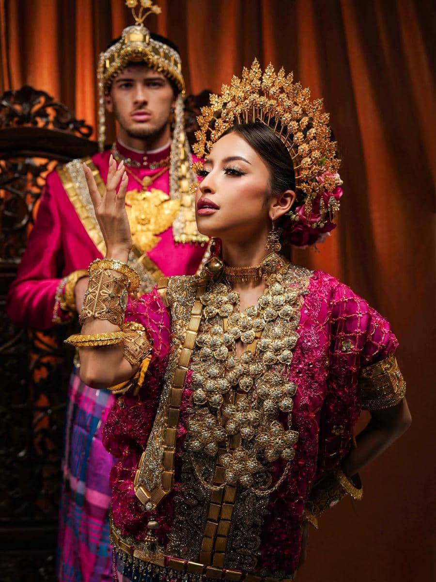 Gaya Prewedding Jennifer Coppen dengan Adat Makassar (instagram.com/jennifercoppenreal20)