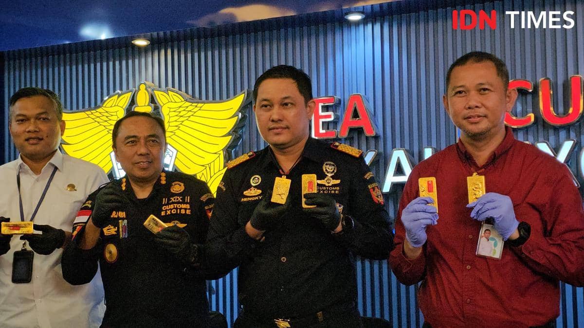 Petugas Bea Cukai Soekarno-Hatta memperlihatkan beberapa batang emas hasil penggagalan upaya penyelundupan ke Hongkong di kantor mereka.