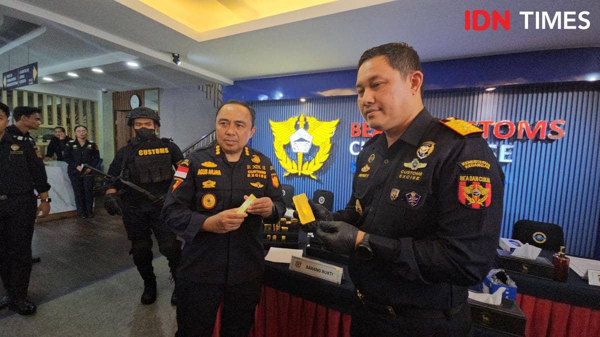 Petugas Bea Cukai Soekarno-Hatta memperlihatkan barang bukti emas hasil penggagalan upaya penyelundupan ke Hong Kong di kantor mereka.