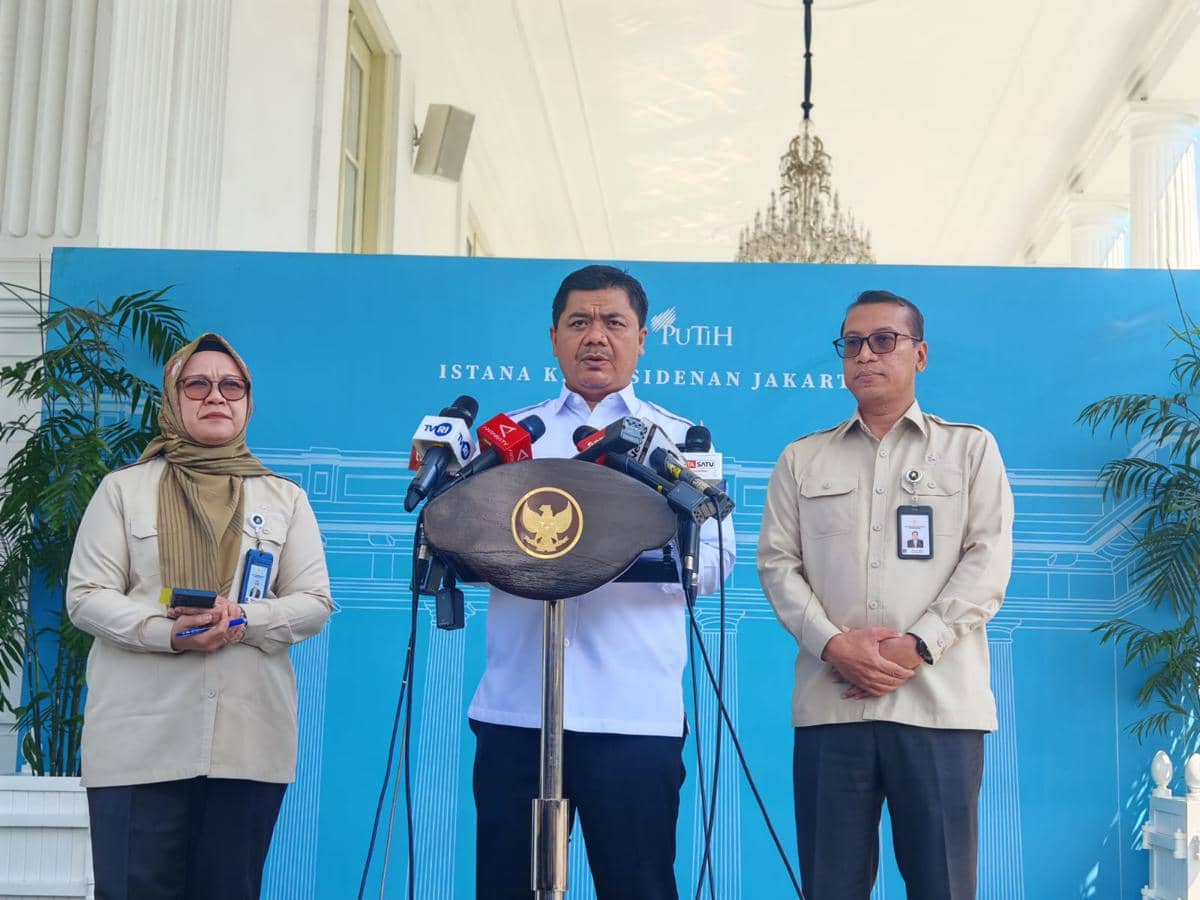 Wakil Menteri Sekretaris Negara (Mensesneg), Juri Ardiantoro (tengah).