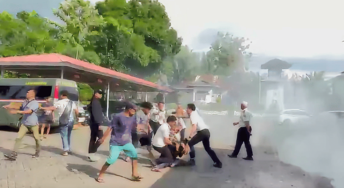 Pengerusakan Lapas Narkotika Sungguminasa di Sulawesi Selatan.
