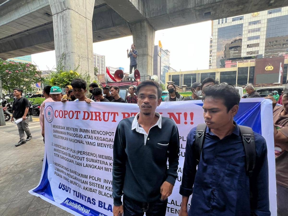 Mahasiswa Demo Kantor PLN Pusat Imbas Blackout Sumatera