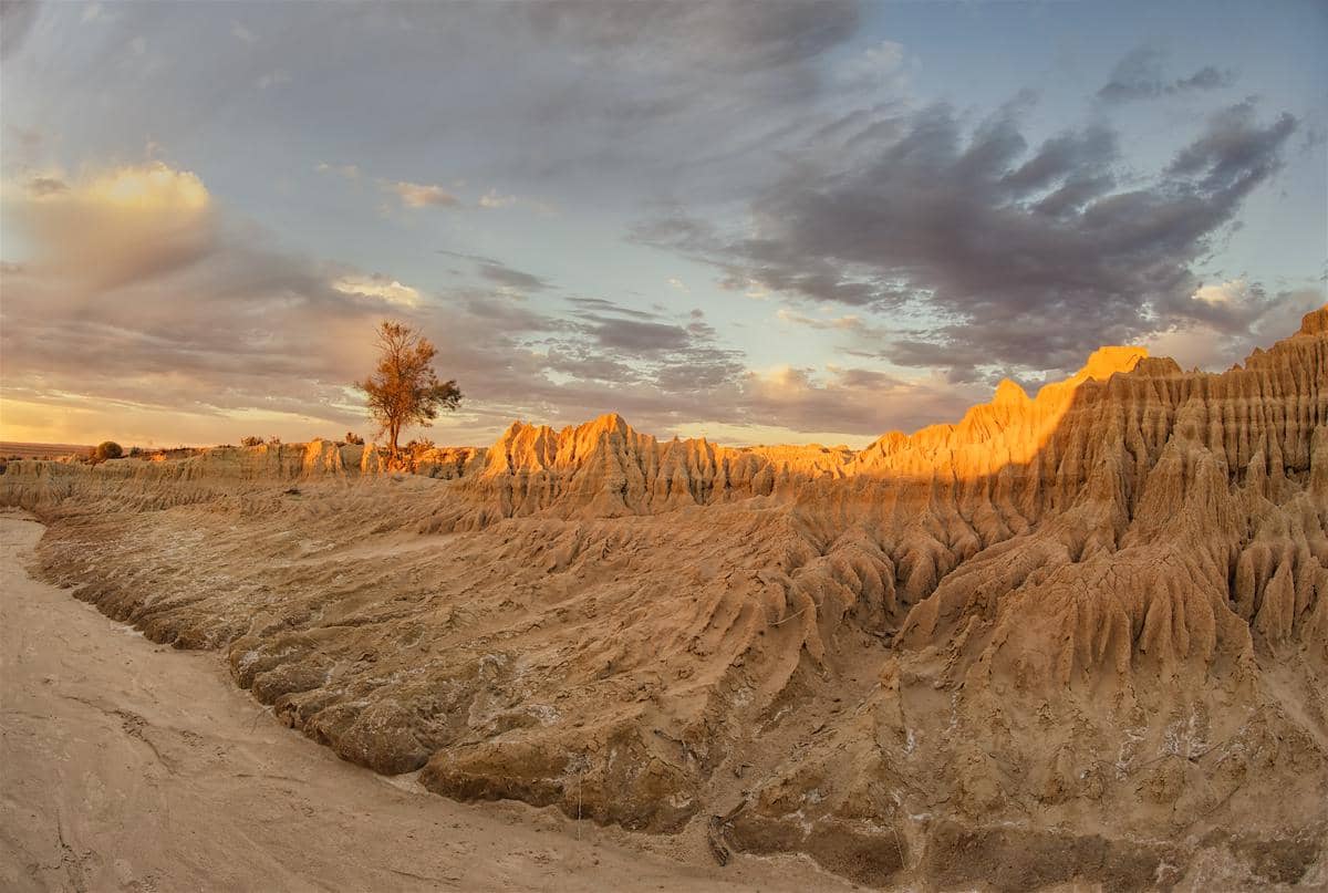 formasi Walls of China di Mungo National Park.