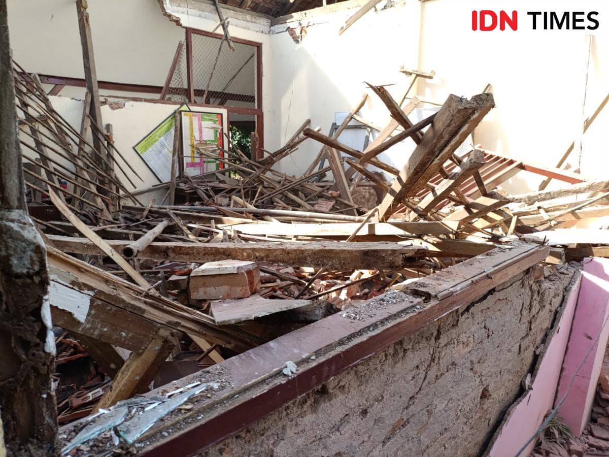 Ruang Kelas SDN di Tulungagung Ambruk, Siswa Belajar di Perpustakaan