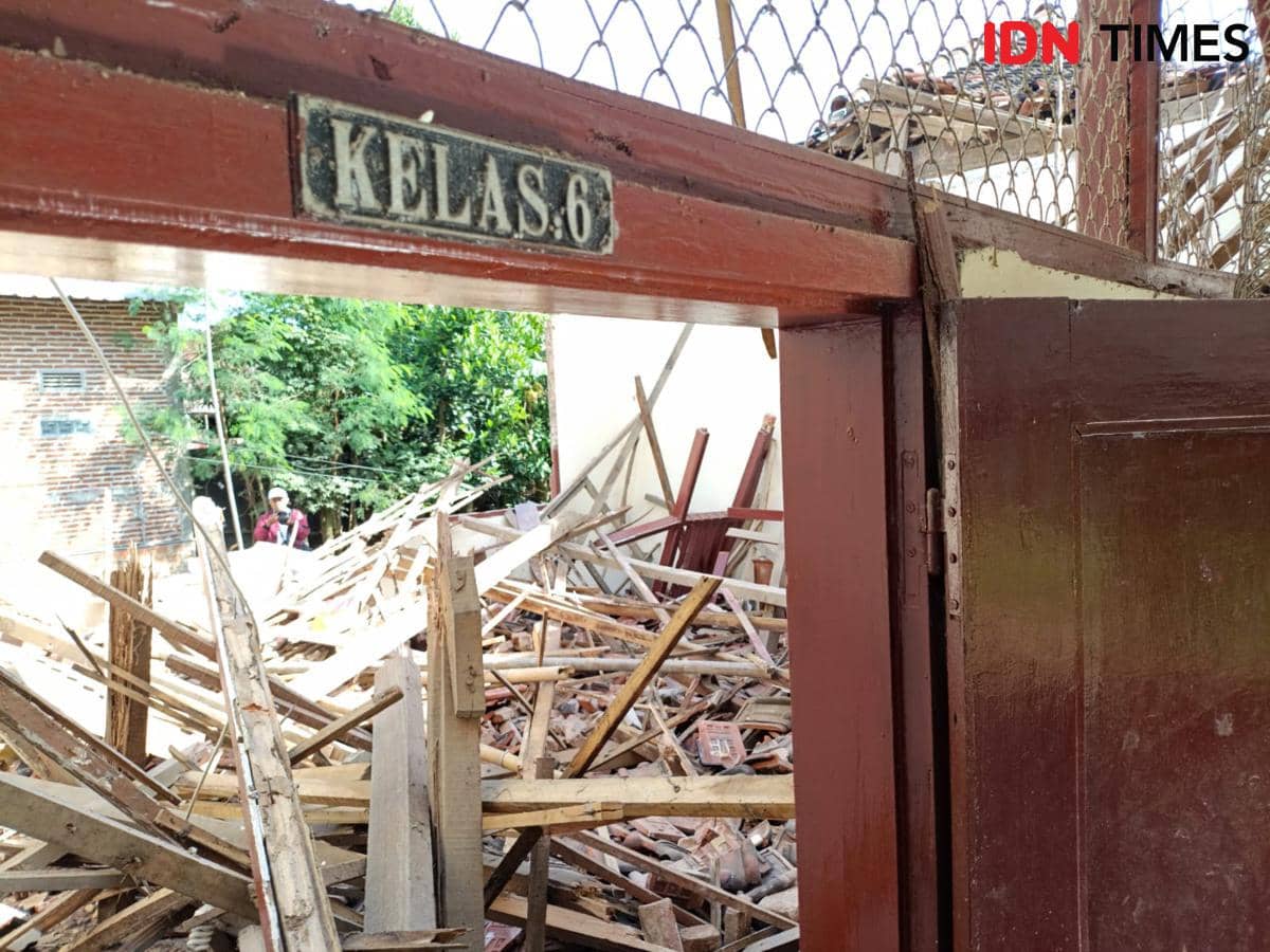 Ruang kelas SDN 1 Babadan Tulungagung yang ambruk. IDN Times/Bramanta Pamungkas