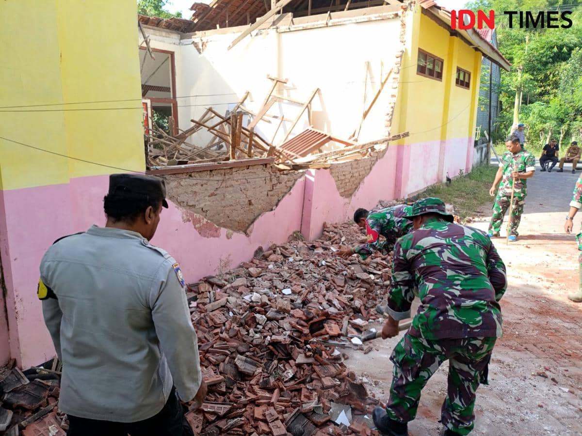 Ruang kelas SDN 1 Babadan Tulungagung yang ambruk. IDN Times/Bramanta Pamungkas