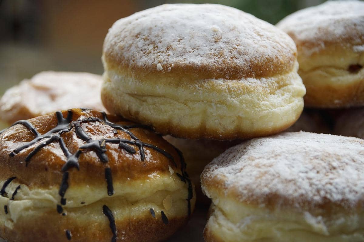 Resep Donat Ubi Kuning Isi Cokelat Kacang, Empuknya Bikin Nagih