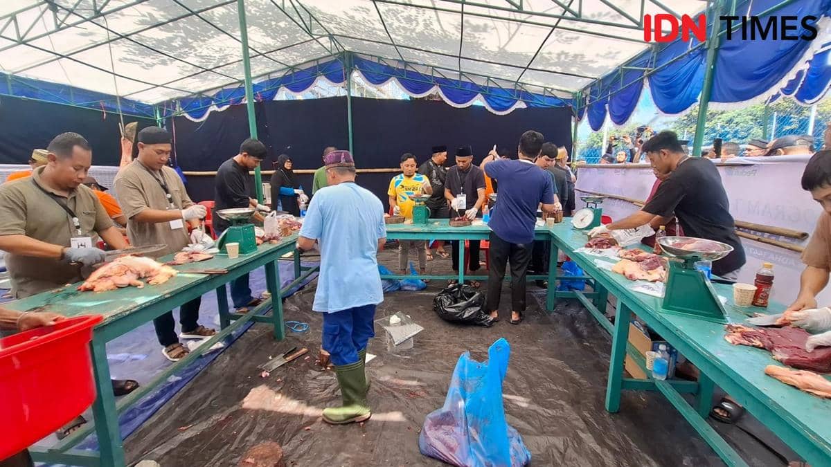 Panitia Penyaluran Hewan Kurban Pelindo Regional 4 di Kompleks Rumah Dinas Pelindo di Makassar, Rabu (27/5/2026) Dok.IDN Times/Darsil Yahya