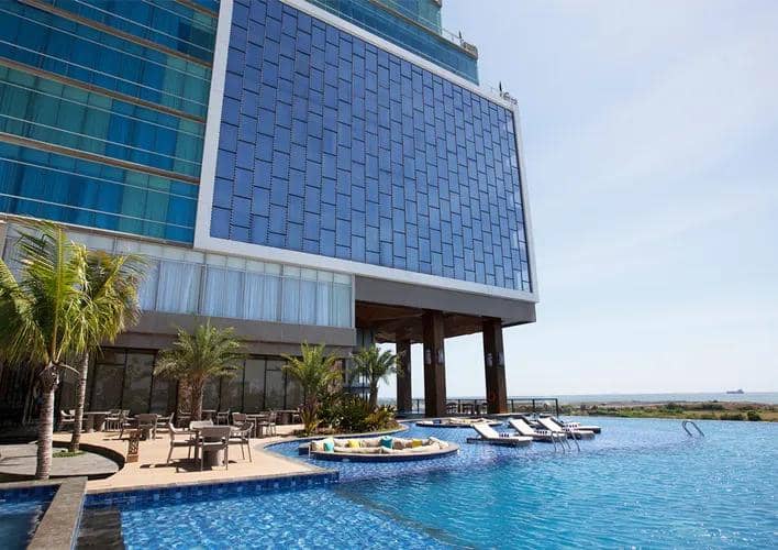 The Rinra, salah satu hotel yang berada di wilayah sekitar pantai Makassar.