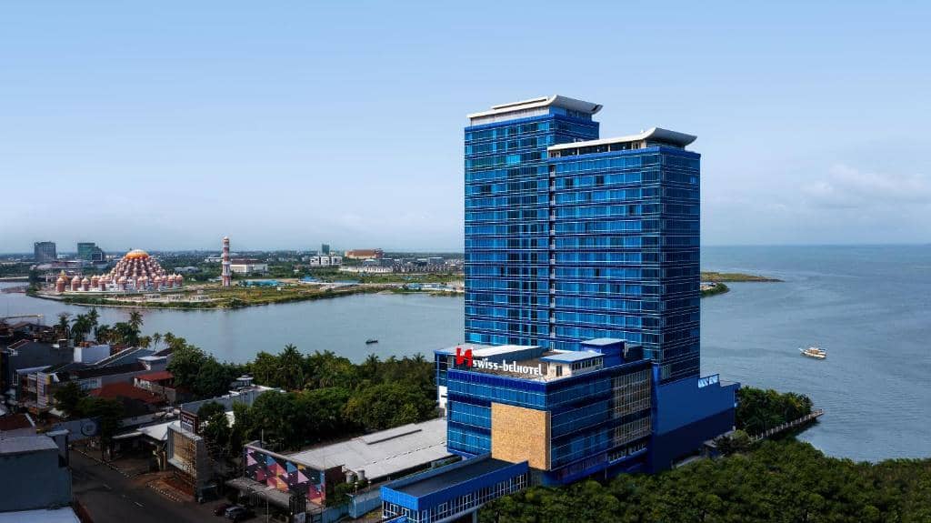 Swiss-Belhotel Waterfront, salah satu hotel yang berada di wilayah sekitar pantai Makassar.