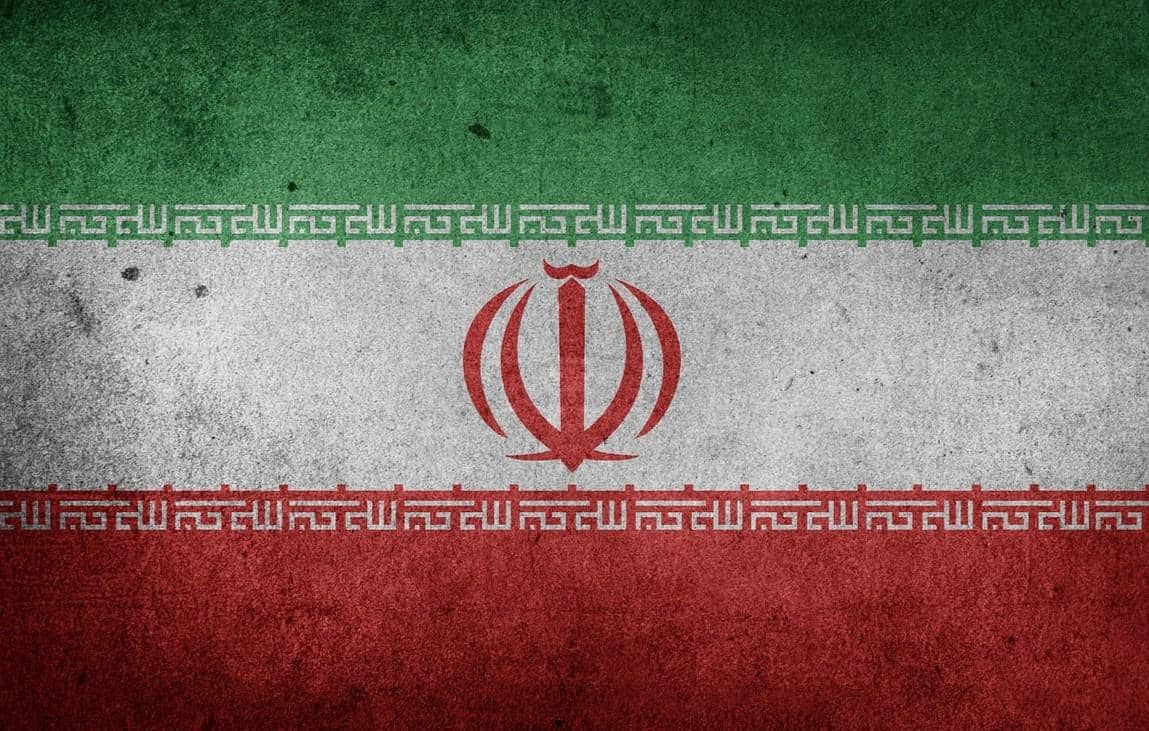 Bendera Iran sedang berkibar.