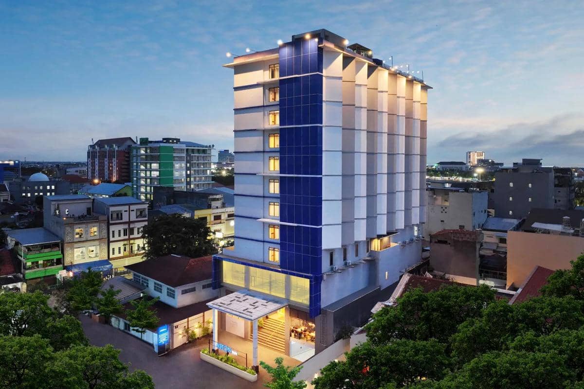 Aston Inn Pantai Losari, salah satu hotel yang berada di wilayah sekitar pantai Makassar.