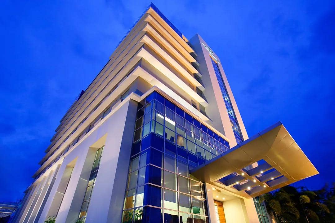 Hotel Santika, salah satu hotel yang berada di wilayah sekitar pantai Makassar.