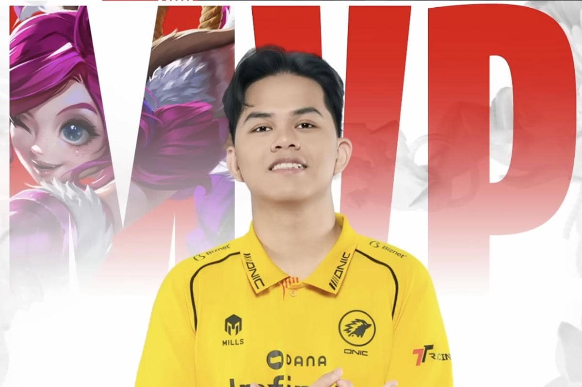 Pemain ONIC Esports mengenakan jersey kuning berdiri di depan latar bertuliskan MVP dengan gambar hero Nana di belakangnya.