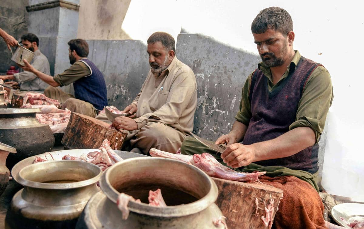 sekelompok orang sedang memotong daging
