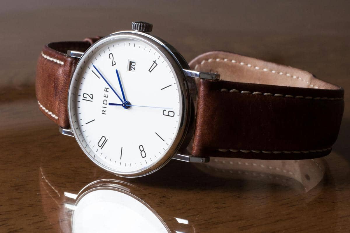 ilustrasi jam tangan bergaya old money