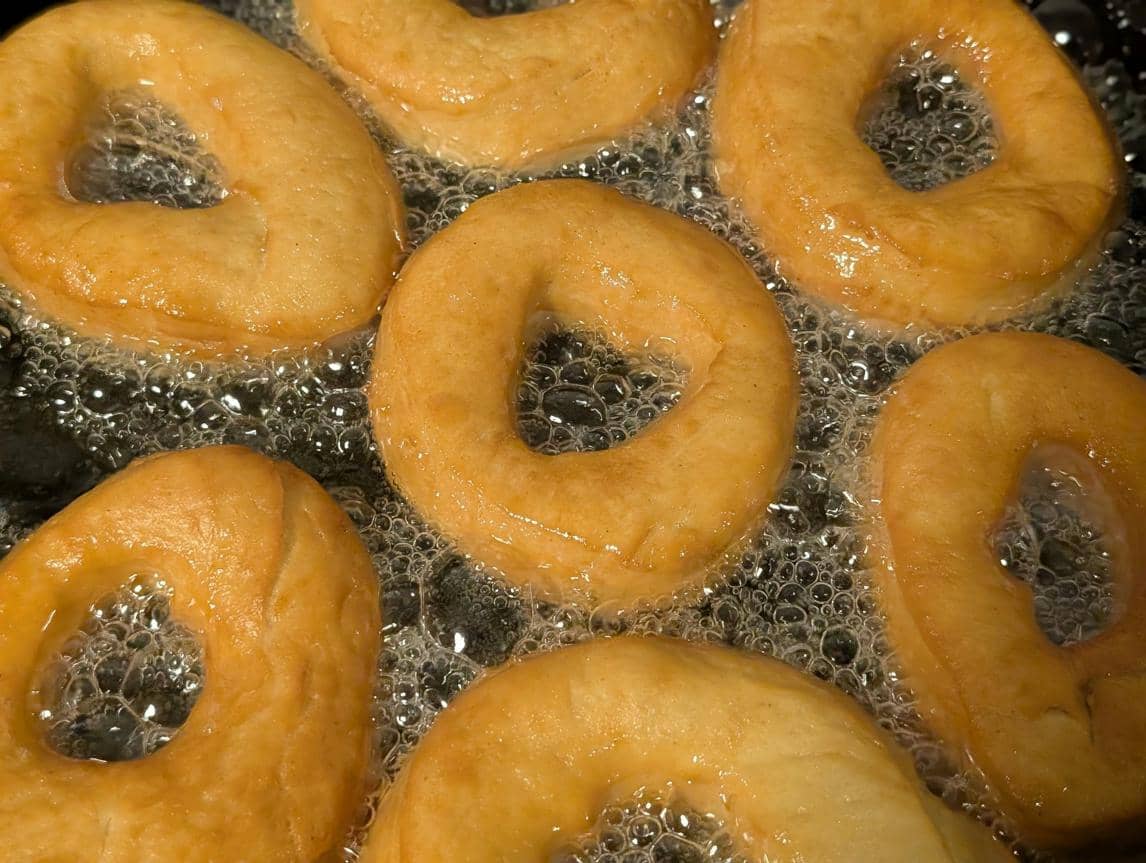 ilustrasi menggoreng donat