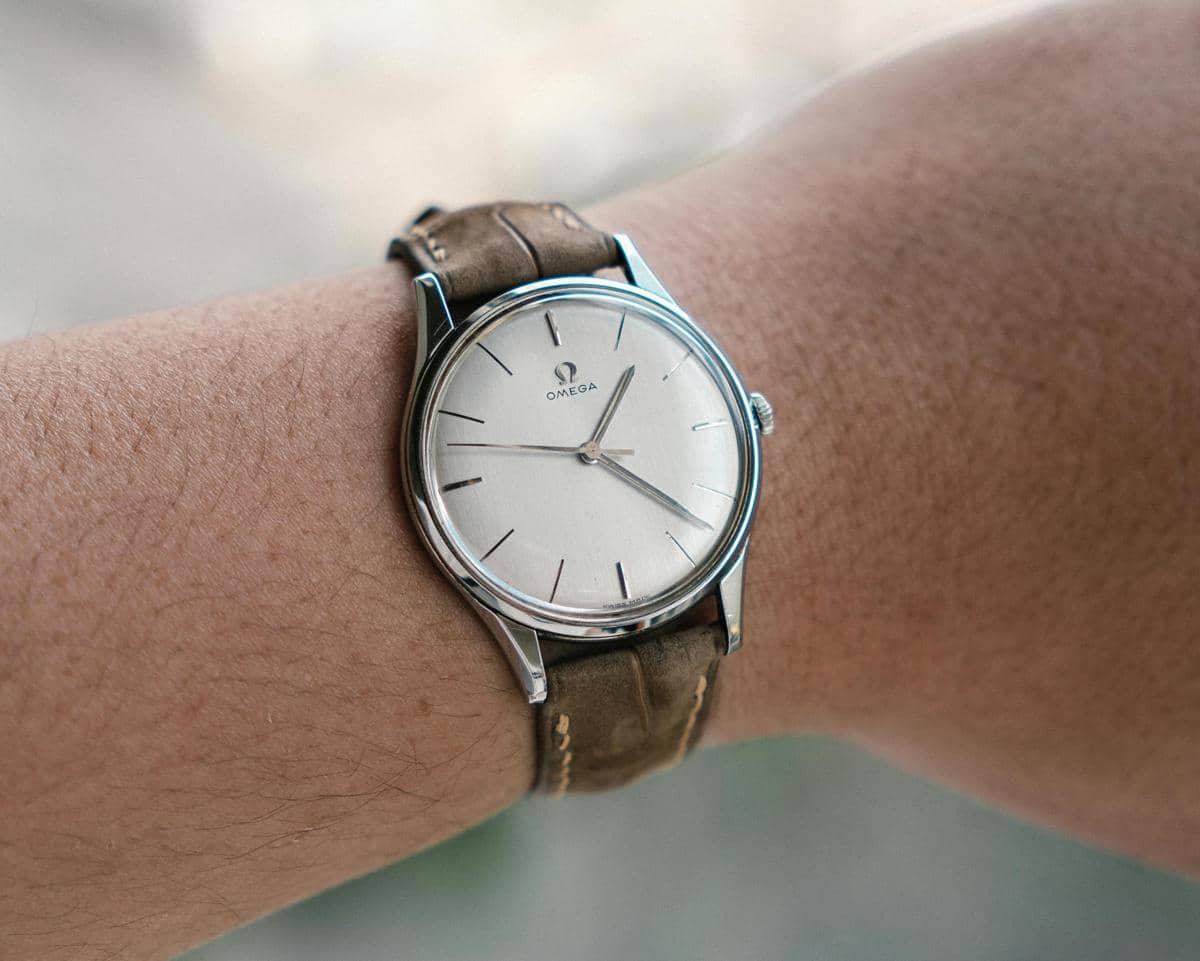 ilustrasi jam tangan bergaya old money