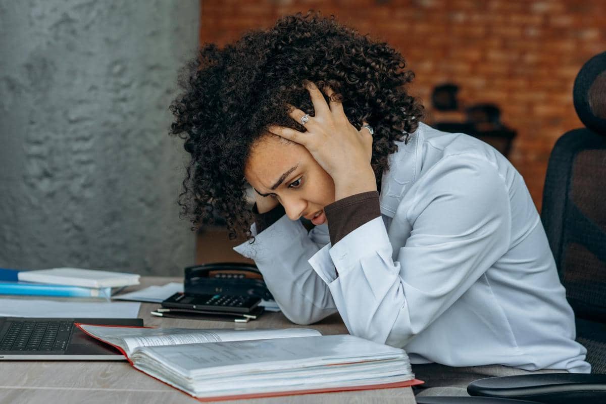 ilustrasi perempuan burnout