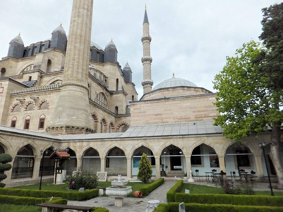 Halaman dan Dar'ül Kurra Medrese (sekolah untuk membaca Al-Qur'an ) dari kompleks Masjid Selimiye. Saat ini, Dar'ül Kurra menjadi tempat Museum Yayasan Selimiye, yang memamerkan karya seni, kaligrafi, dan artefak bersejarah dari era Ottoman.