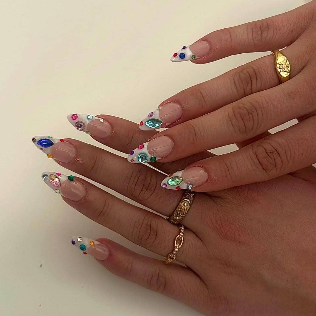 Inspirasi nail art french tip dengan hiasan rhinestone 