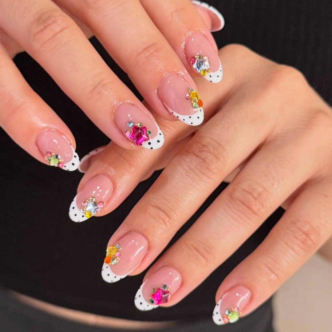 Inspirasi nail art french tip dengan hiasan rhinestone