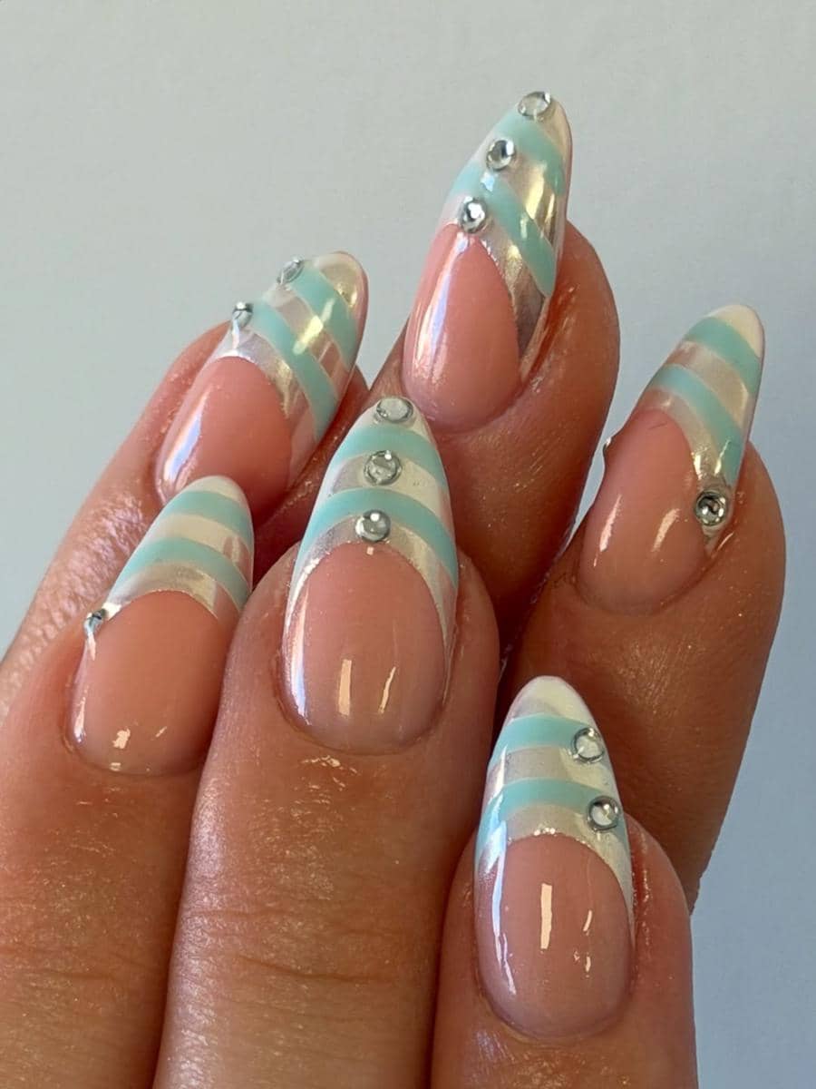 Inspirasi nail art french tip dengan hiasan rhinestone