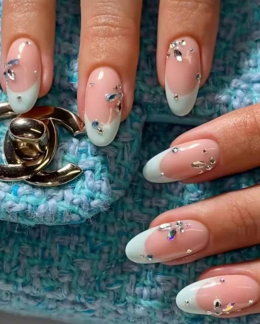 Inspirasi nail art french tip dengan hiasan rhinestone 