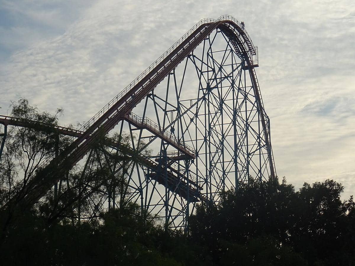 ilustrasi roller coaster Titan di Six Flags Over Texas