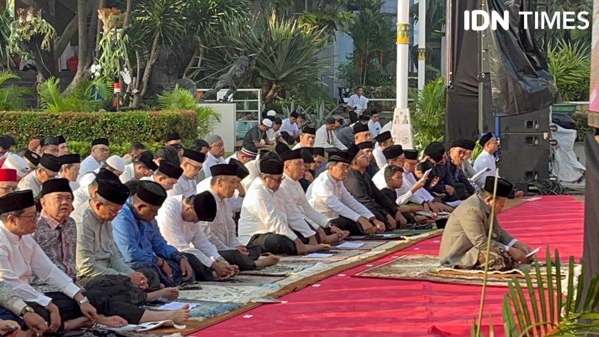 Rano Karno Salat Idul Adha Tanpa Pramono di Balai Kota DKI Jakarta