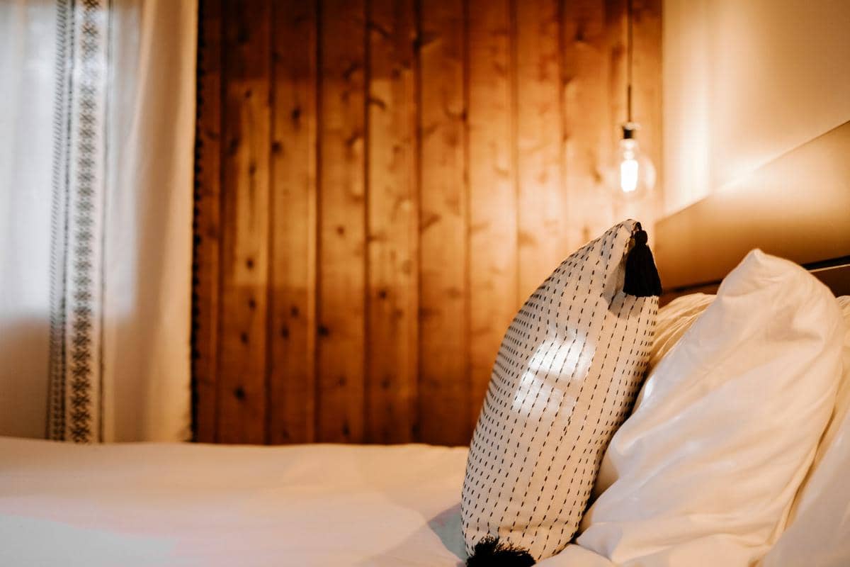 5 Tips Bikin Kamar Gelap Jadi Estetik Cuma Pakai Lighting Murah