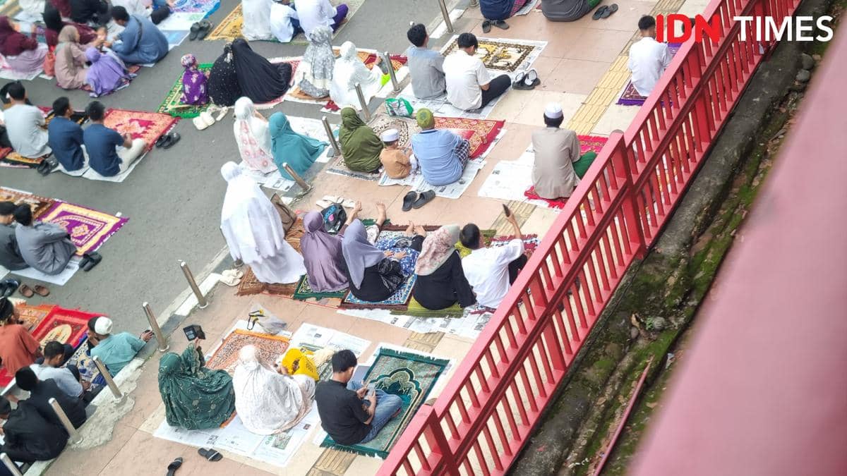 Momen ribuan jemaah Masjid Agung Palembang melaksanakan salat Iduladha 1447 Hijriah. Jemaah tumpah ruah hingga ke jembatan Ampera karena tingginya antusias masyarakat untuk salat di Masjid tertua di Palembang tersebut. (IDN Times/Rangga Erfizal)