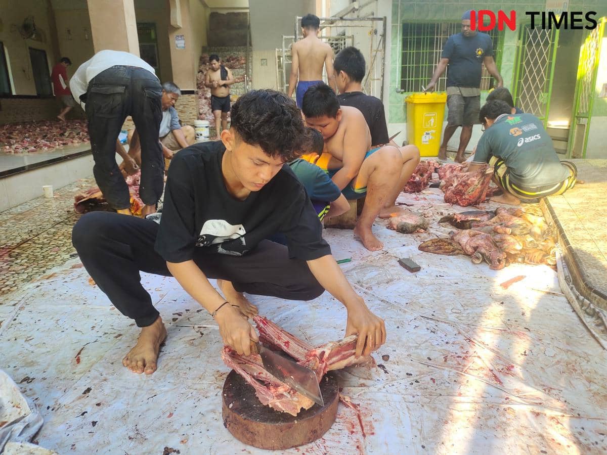 Semangat Gotong Royong Gen Z Jadi Petugas Kurban di Kampung Aur Medan