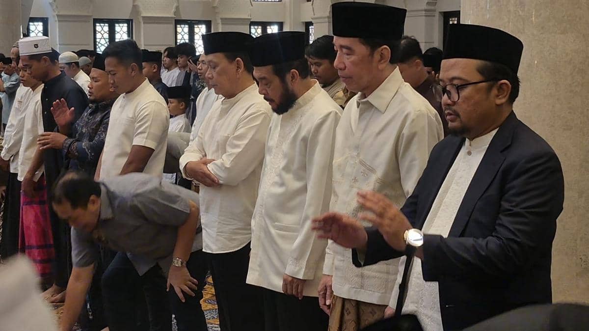 Jokowi dan Anwar Usman Salat Id di Masjid Syeikh Zayed di Saf Belakang