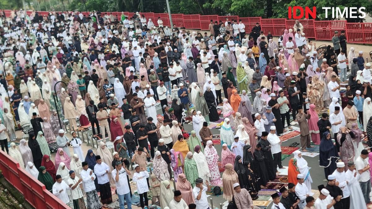 Momen ribuan jemaah Masjid Agung Palembang melaksanakan salat Iduladha 1447 Hijriah. Jemaah tumpah ruah hingga ke jembatan Ampera karena tingginya antusias masyarakat untuk salat di Masjid tertua di Palembang tersebut. (IDN Times/Rangga Erfizal)