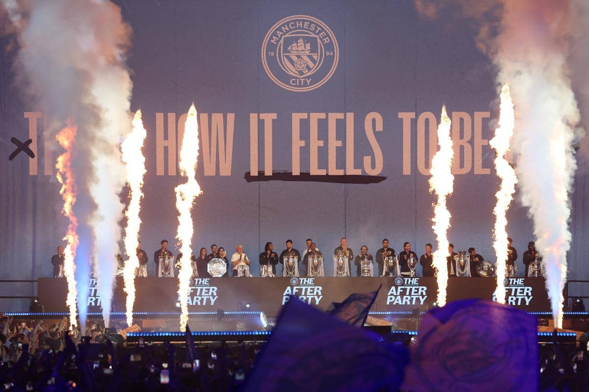 Pemain Manchester City dan Pep Guardiola berbaris bersama trofi yang diraih selama masa kepelatihan Pep Guardiola di The Citizens.