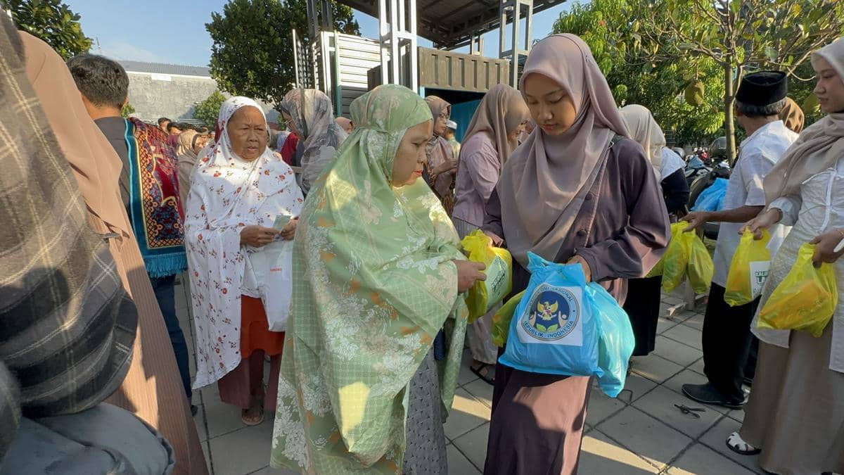 Salat Id di Kalipepe Land, Penitia Bagikan Paket MBG ke Jemaah