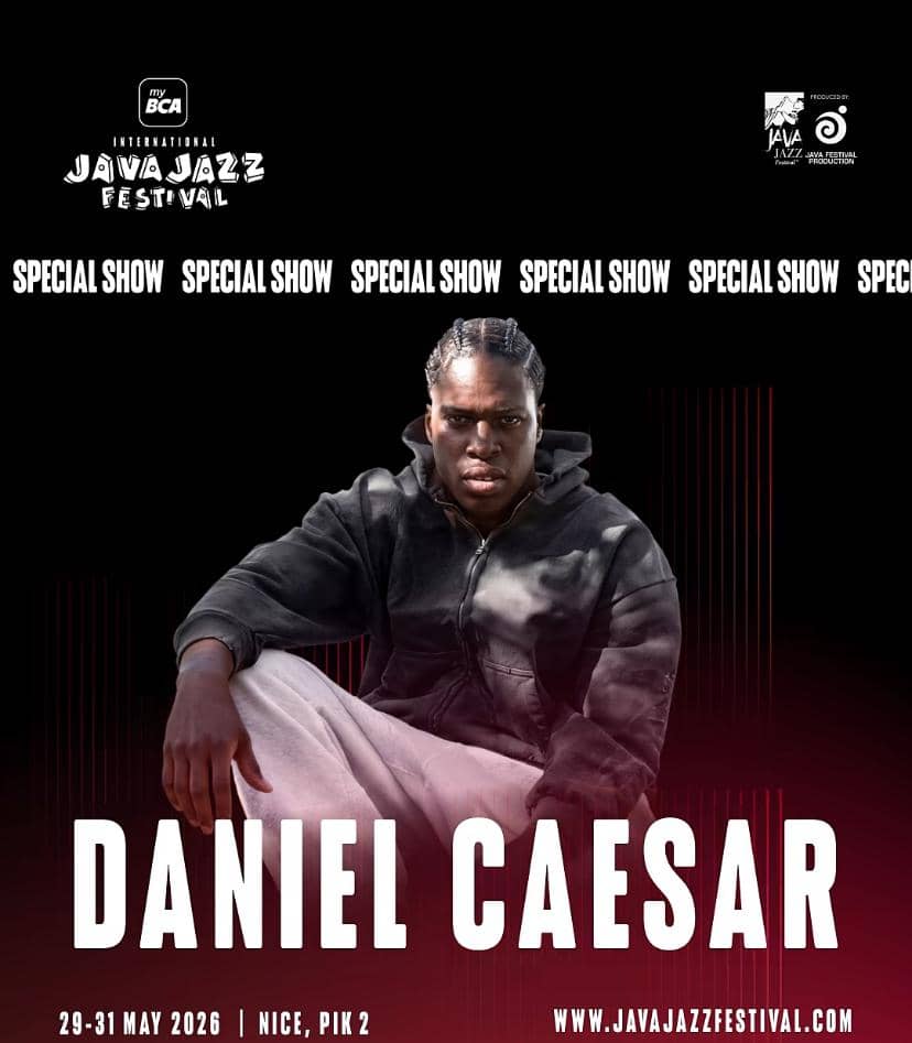 Poster Java Jazz Festival 2026 menampilkan seorang pria duduk mengenakan jaket hitam dengan teks Daniel Caesar dan jadwal acara di bawahnya.