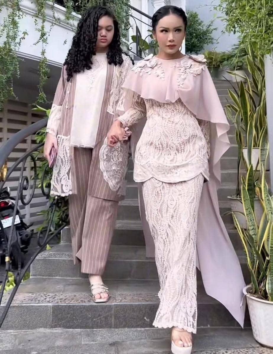 gaya ibu dan anak saat merayakan Idul Adha