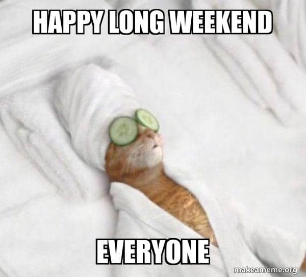 Seekor kucing bersantai dengan handuk di kepala dan irisan mentimun di mata, berbaring seperti sedang spa dengan teks ucapan long weekend.