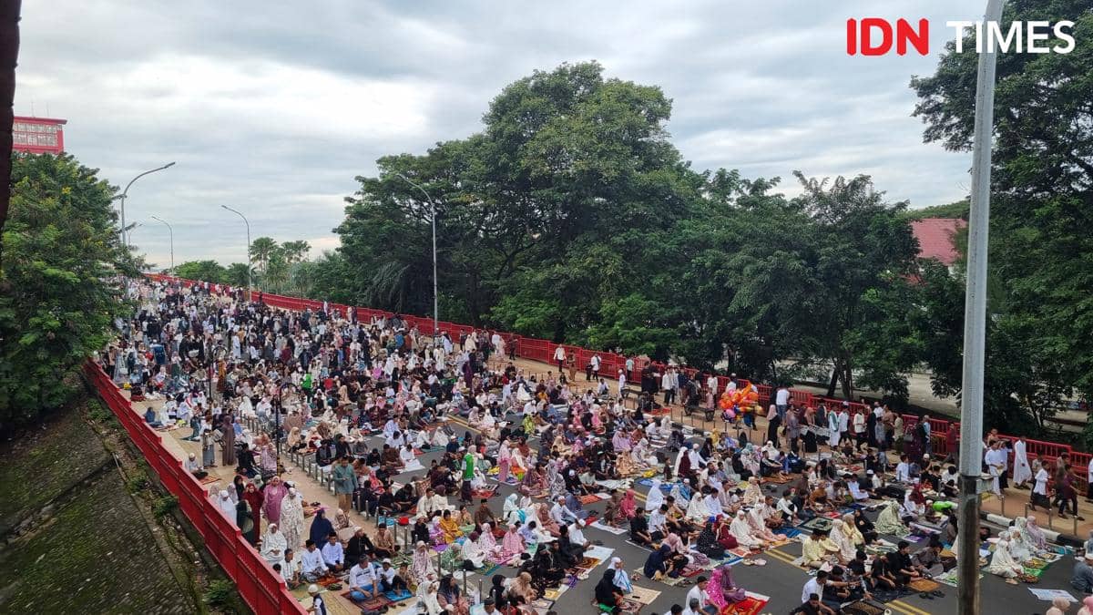 [FOTO] Ribuan Umat Islam di Palembang Salat Iduladha hingga ke Ampera